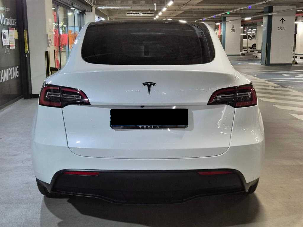 Tesla Model Y — photo 05