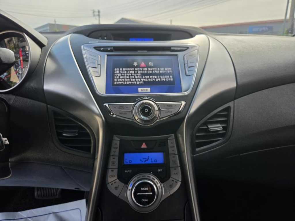Hyundai Avante — photo 11