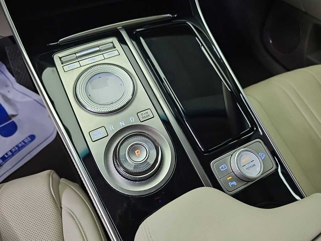 Genesis GV80 — photo 08