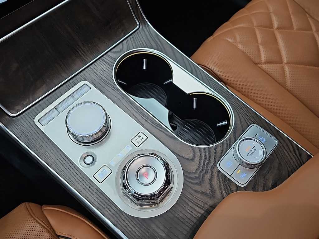 Genesis GV80 — photo 08