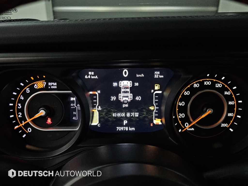 Jeep Wrangler — photo 08