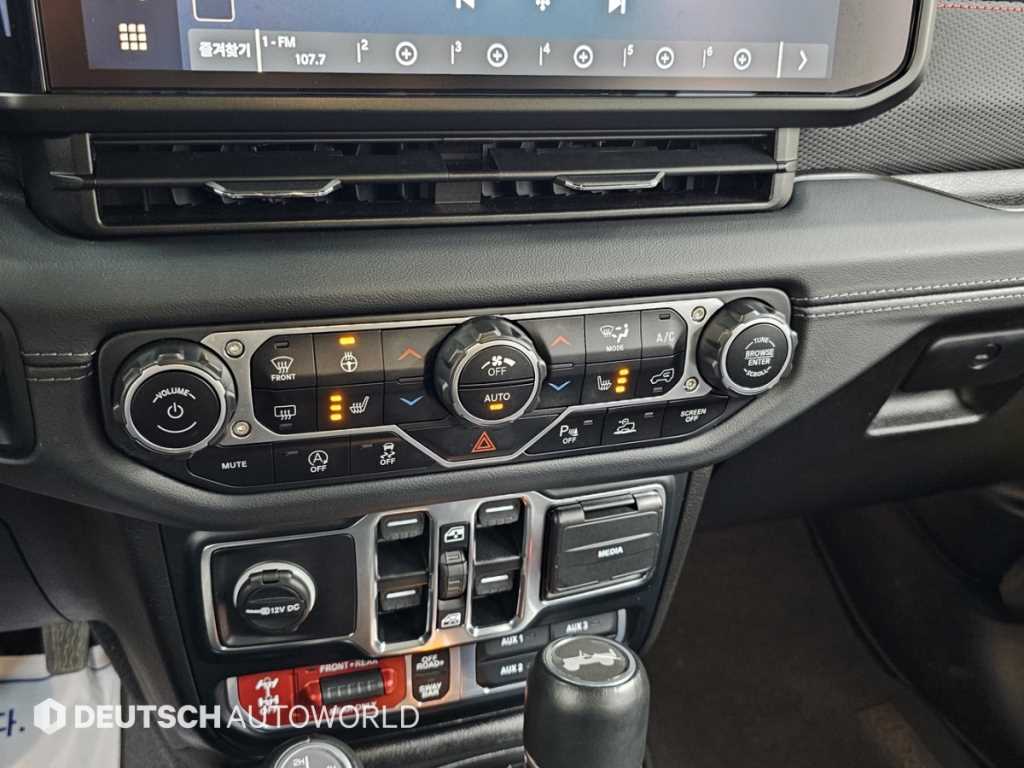 Jeep Wrangler — photo 17