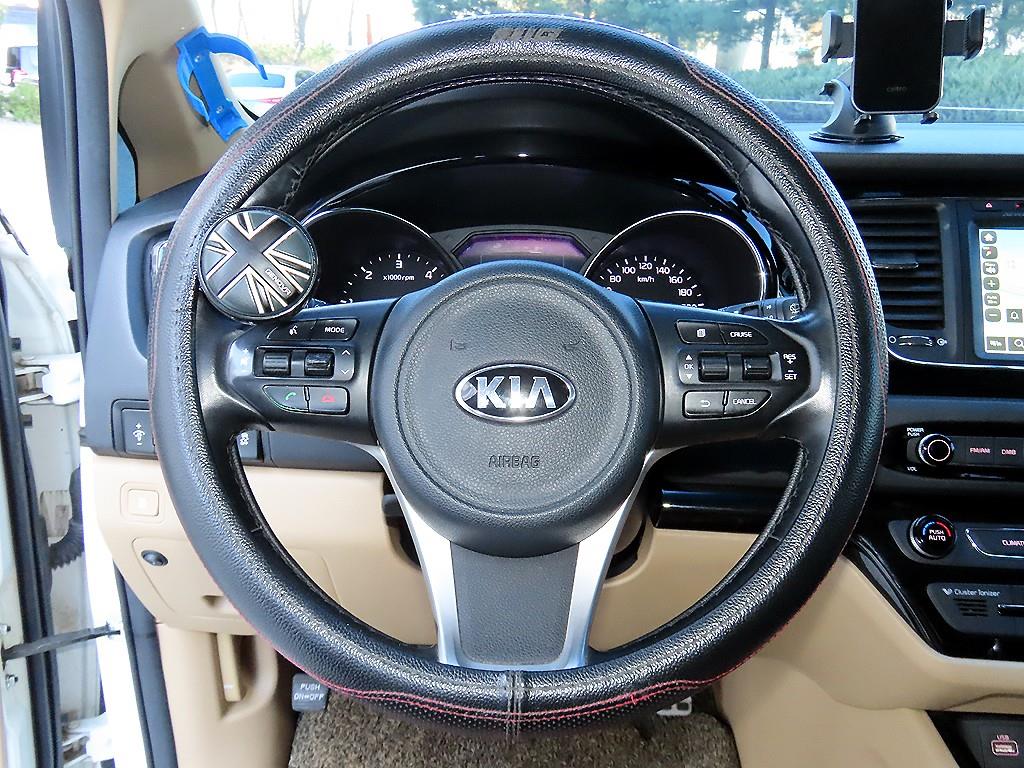 Kia Carnival — photo 09
