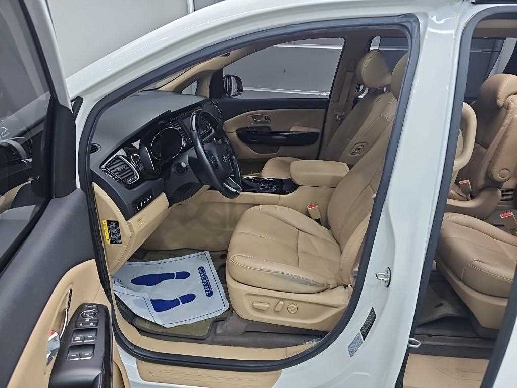 Kia Carnival — photo 11