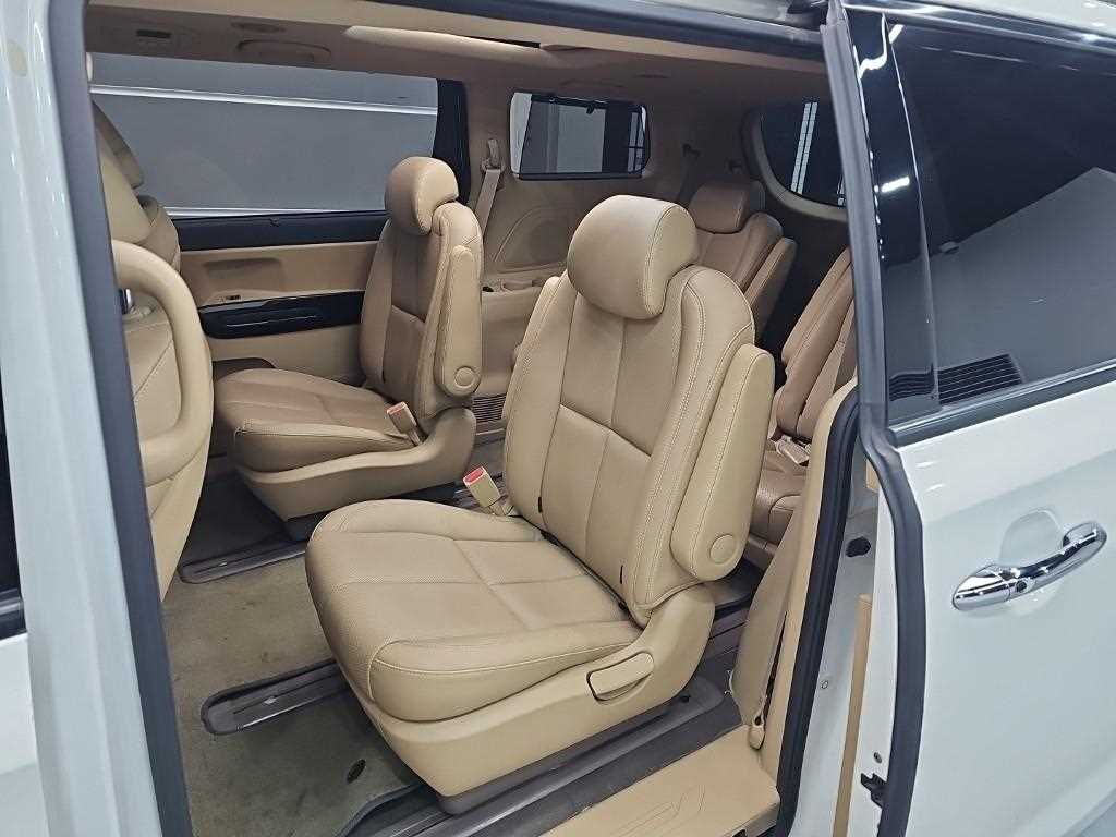 Kia Carnival — photo 12