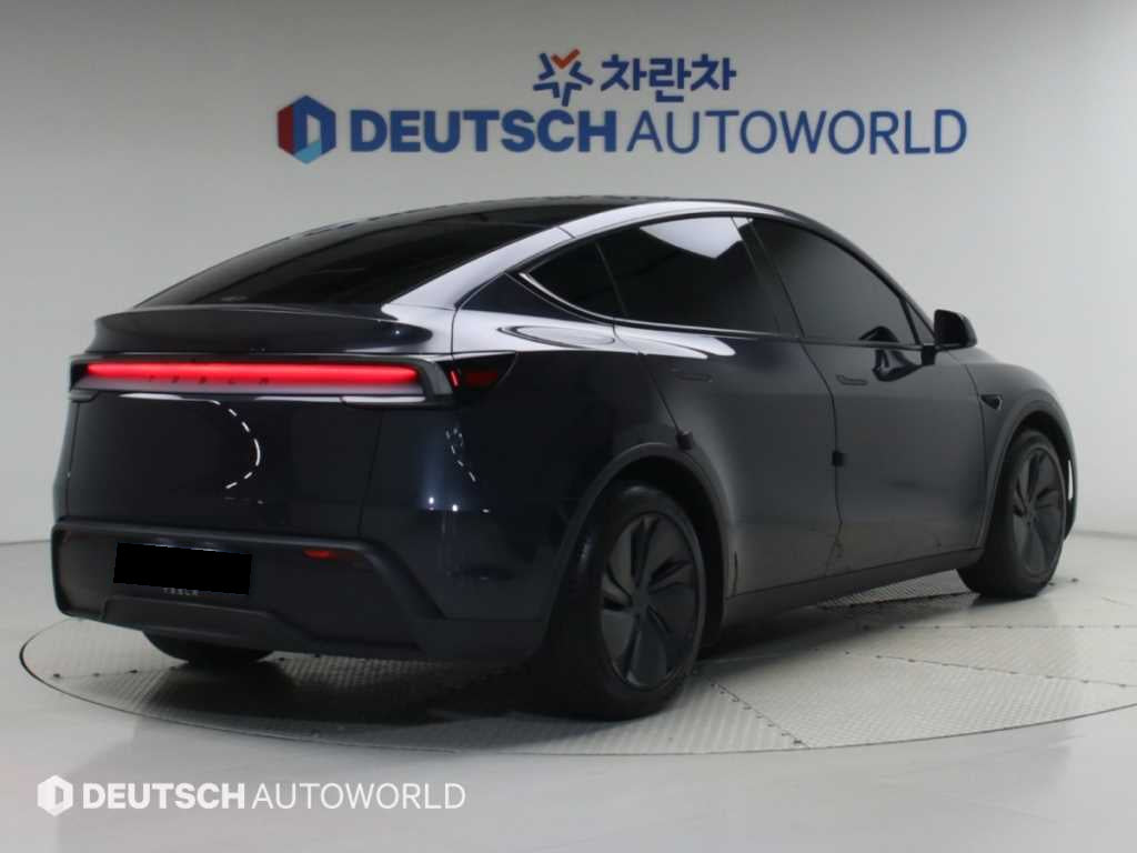 Tesla Model Y — photo 02
