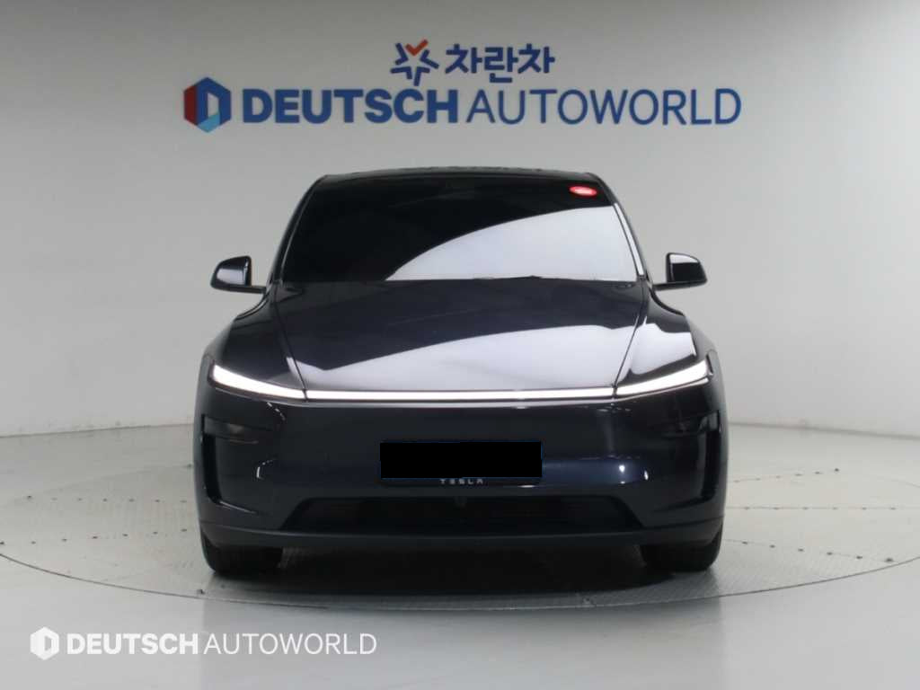 Tesla Model Y — photo 03