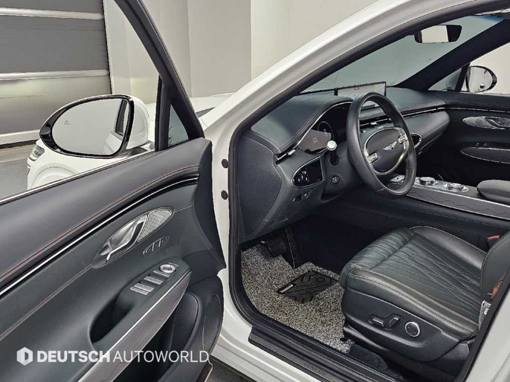 Genesis GV70 — photo 11