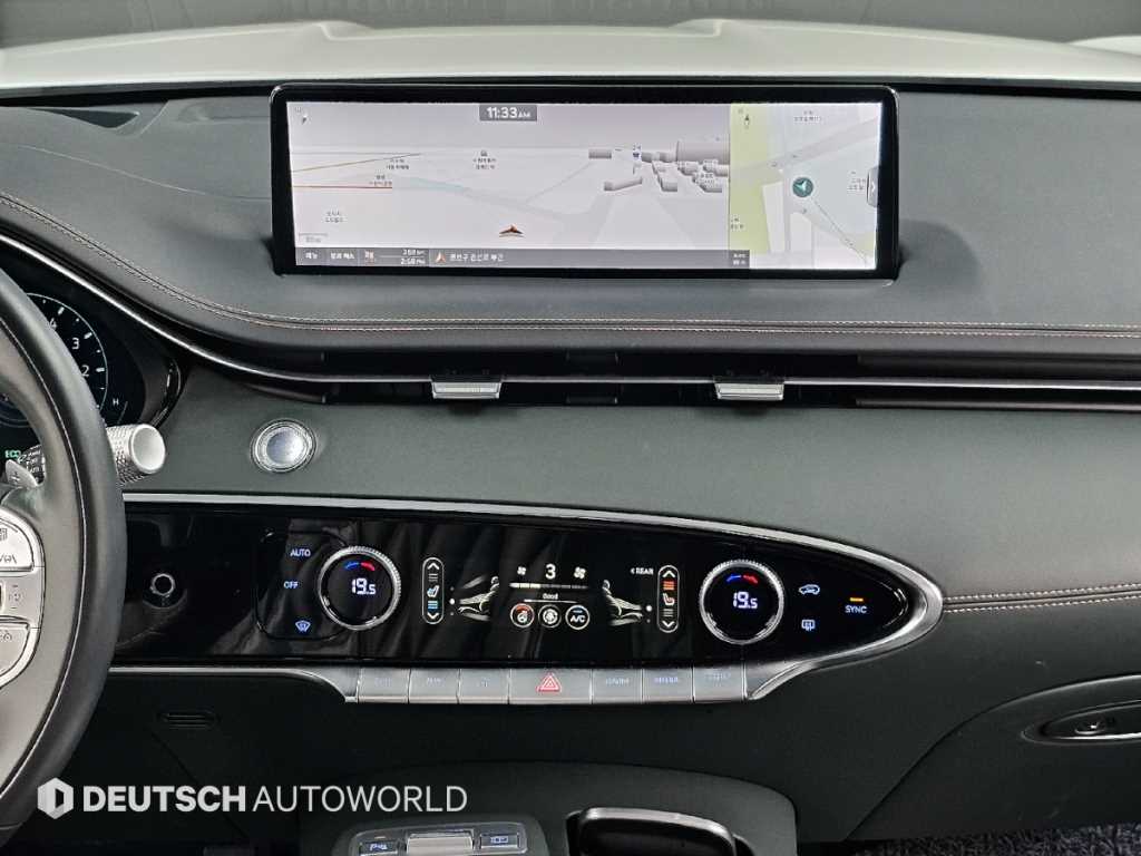 Genesis GV70 — photo 14