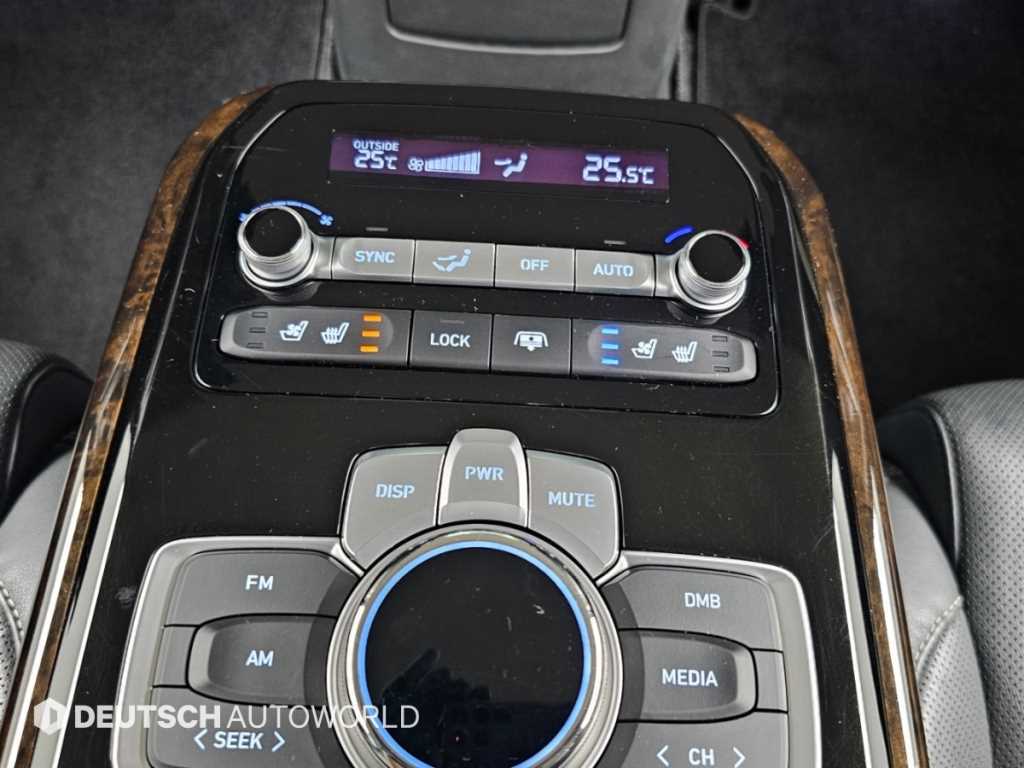 Genesis G90 — photo 16
