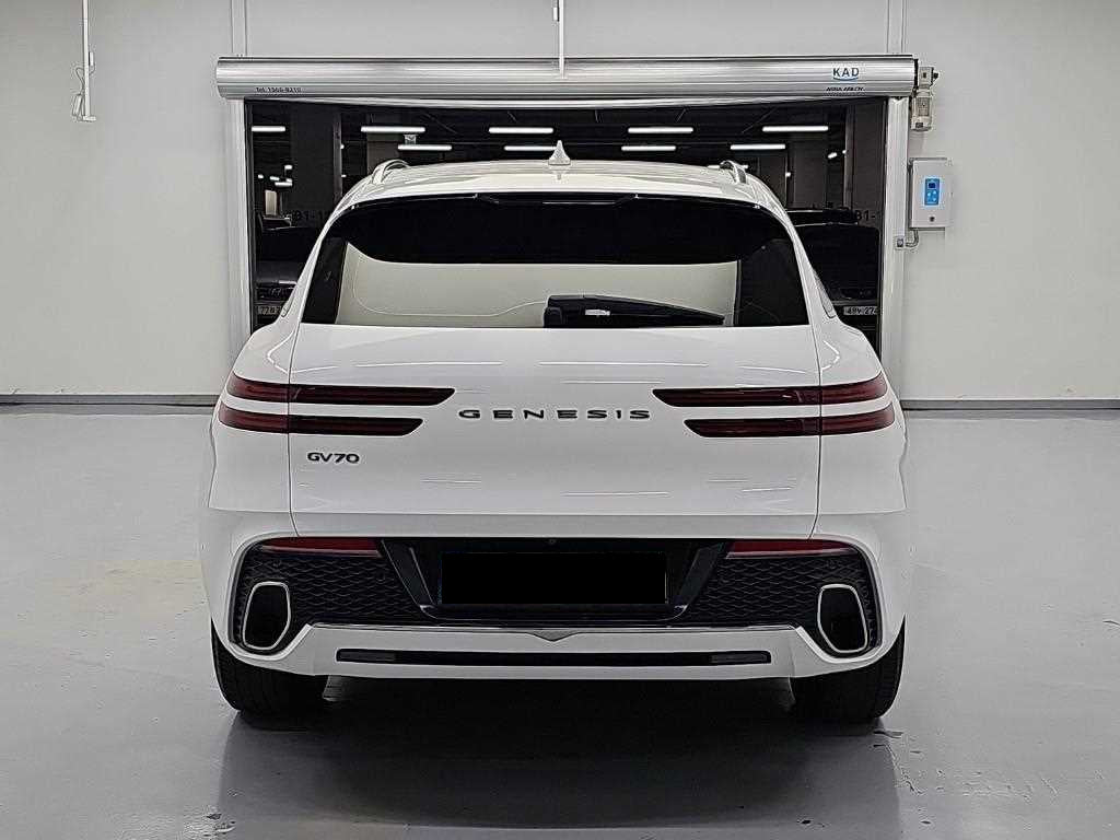 Genesis GV70 — photo 03