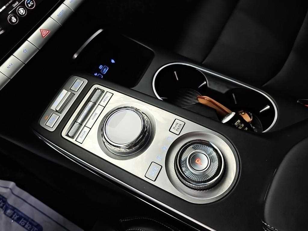 Genesis GV70 — photo 08
