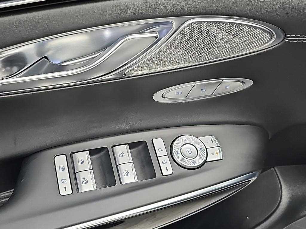 Genesis GV70 — photo 19
