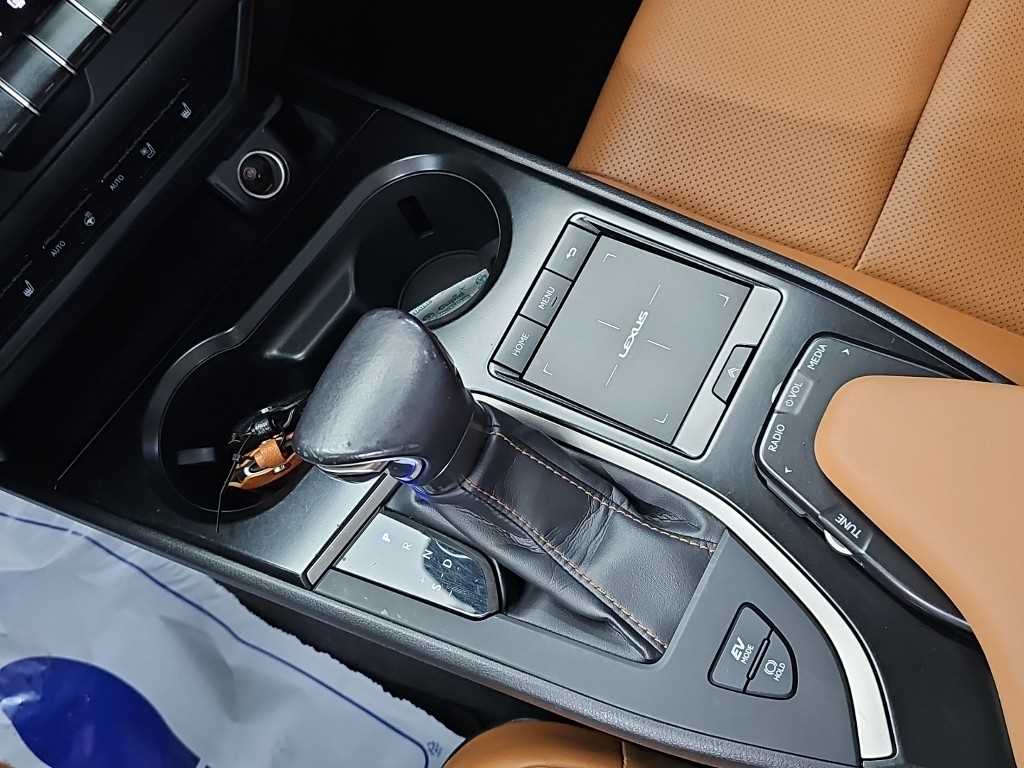 Lexus UX — photo 08