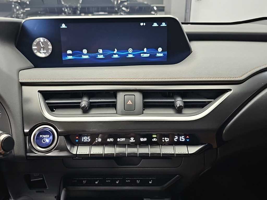 Lexus UX — photo 10