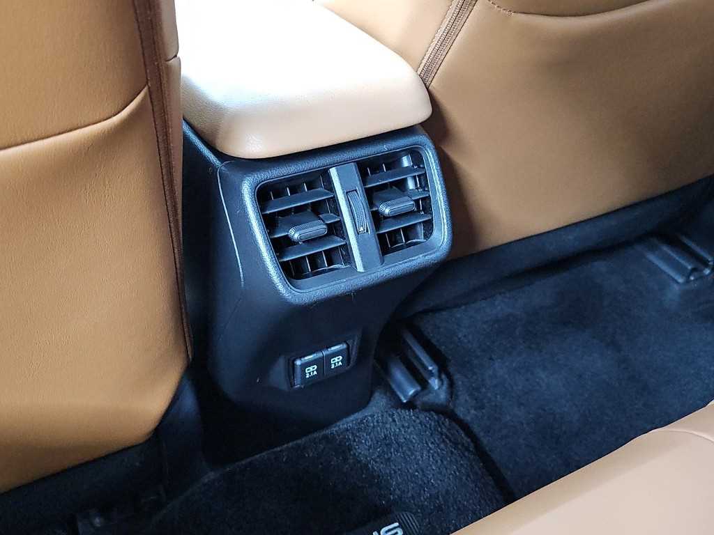 Lexus UX — photo 13