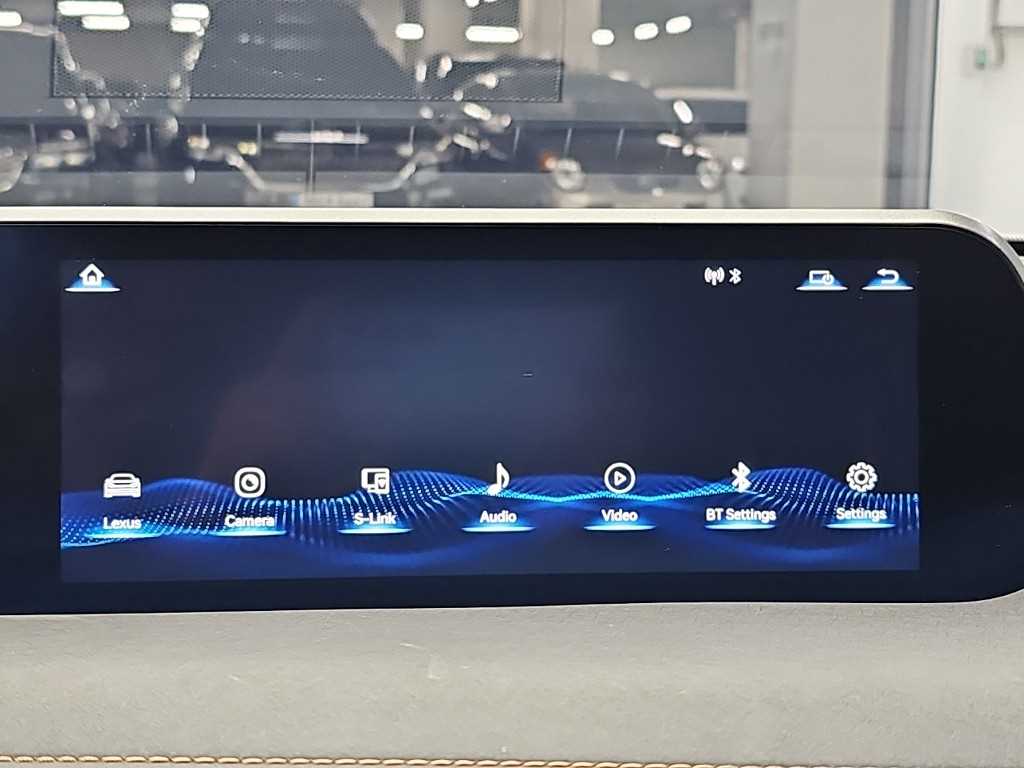 Lexus UX — photo 15