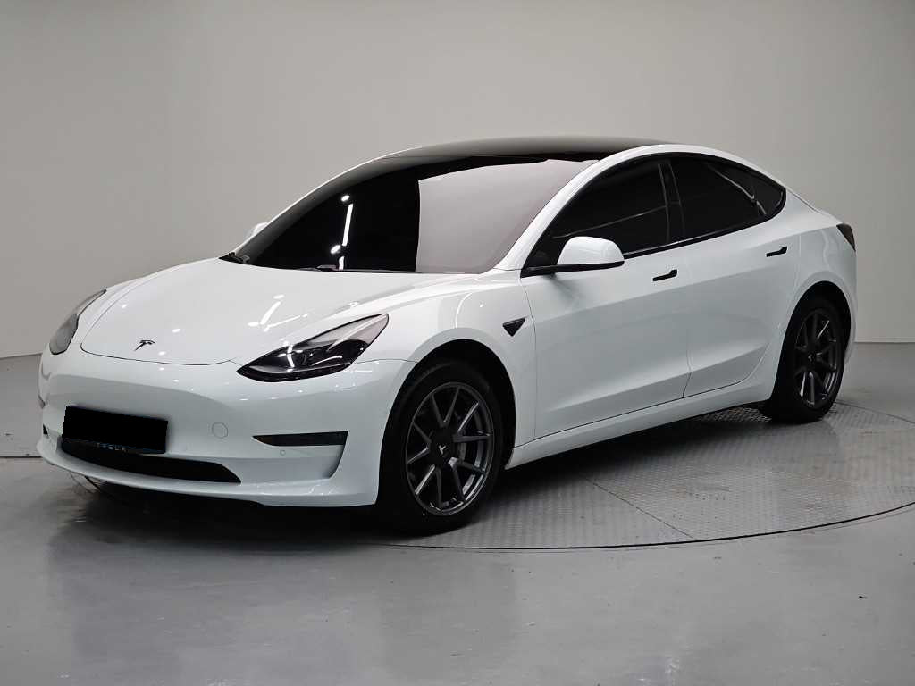 Tesla Model 3 — photo 01