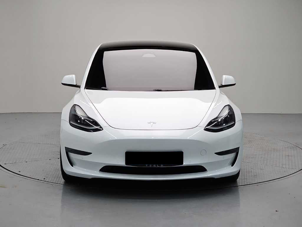Tesla Model 3 — photo 02