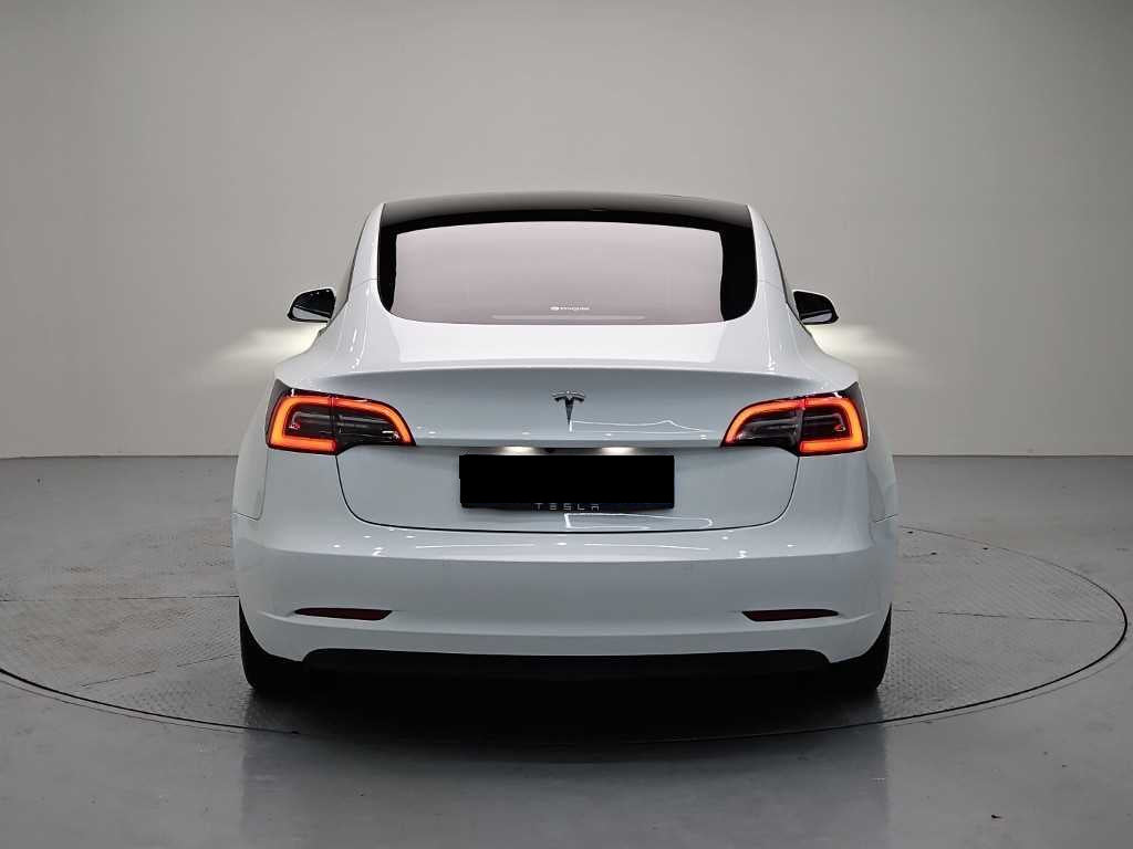 Tesla Model 3 — photo 03