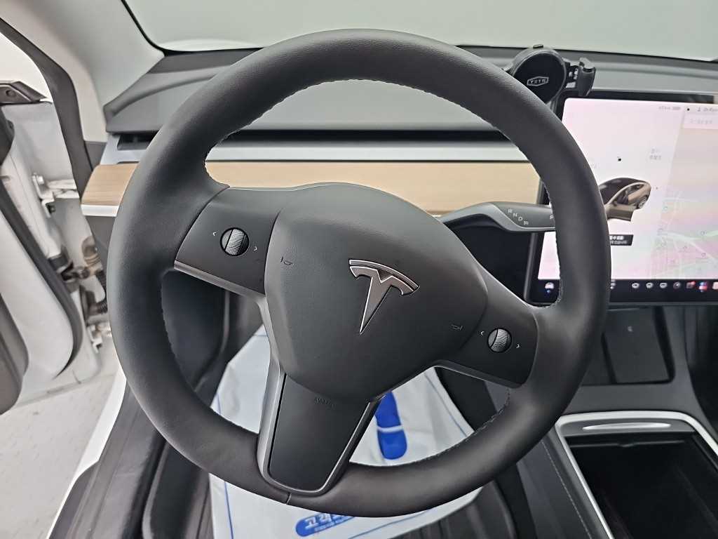 Tesla Model 3 — photo 09
