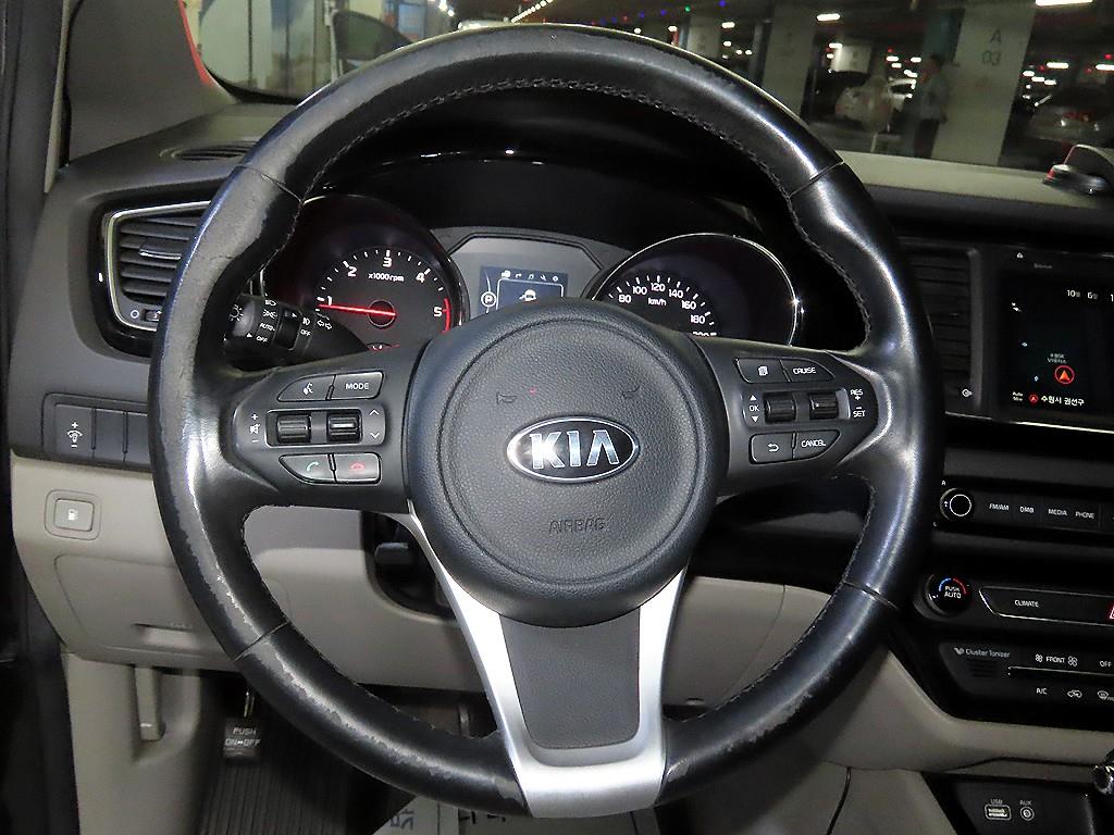 Kia Carnival — photo 08