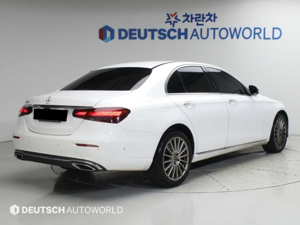 Mercedes-Benz E-Class — photo 02