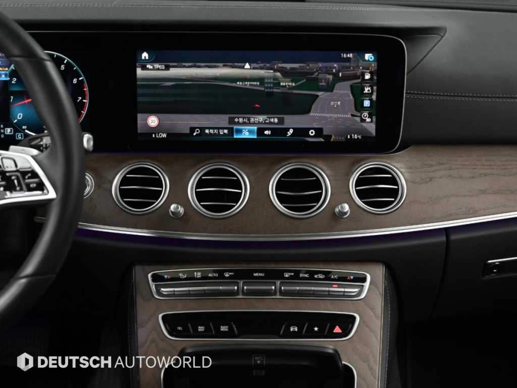 Mercedes-Benz E-Class — photo 14