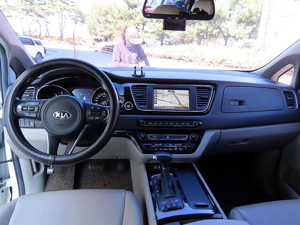 Kia Carnival — photo 08