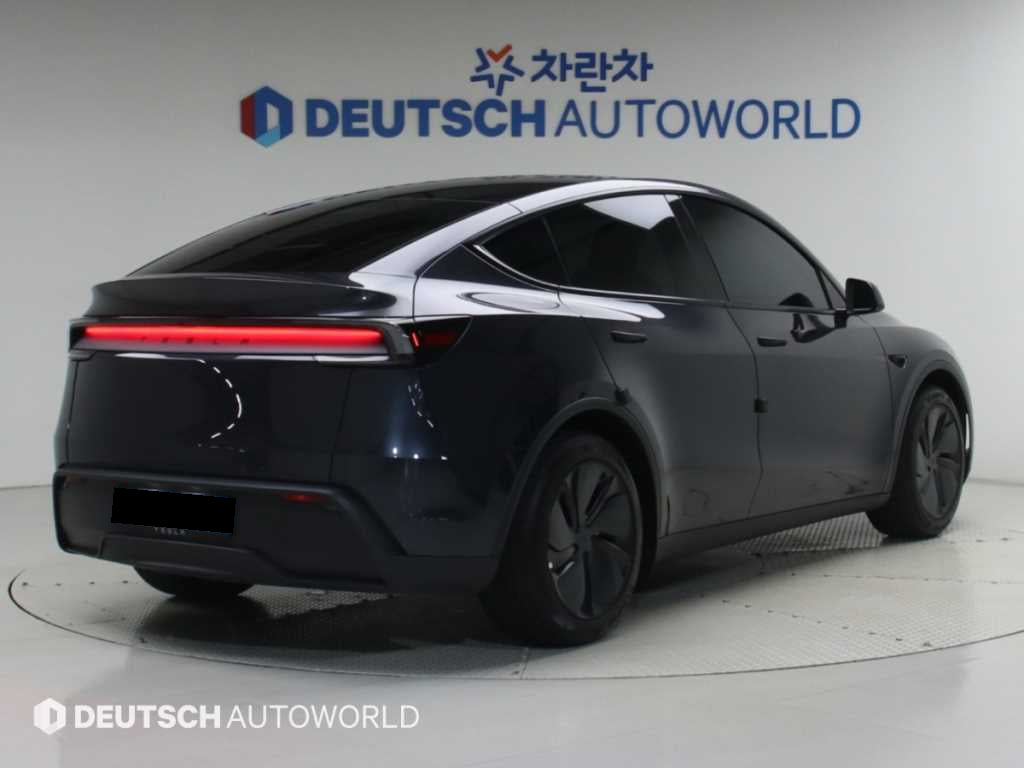 Tesla Model Y — photo 02