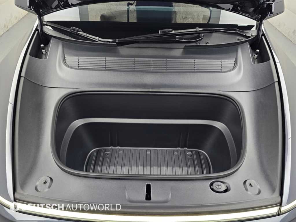 Tesla Model Y — photo 06