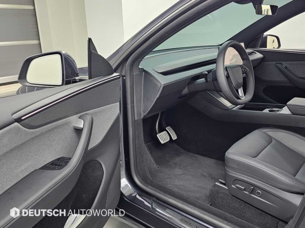 Tesla Model Y — photo 11