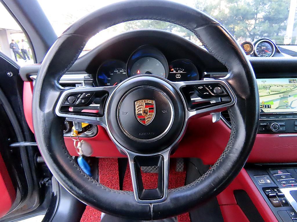 Porsche Macan — photo 08