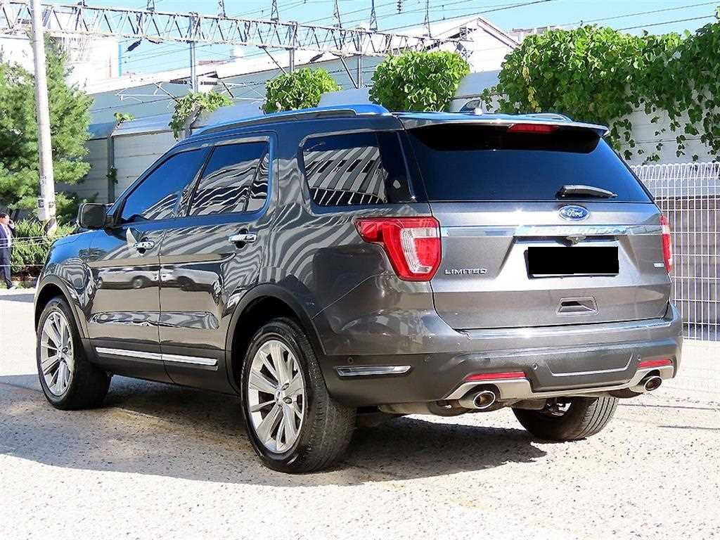 Ford Explorer — photo 03