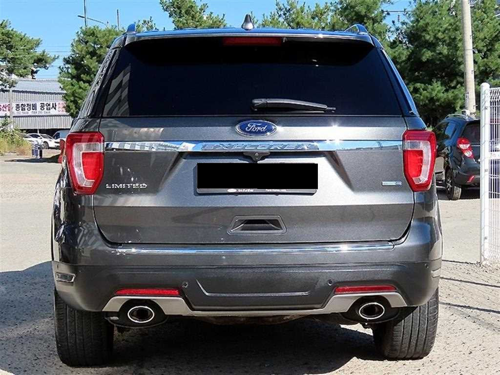 Ford Explorer — photo 04