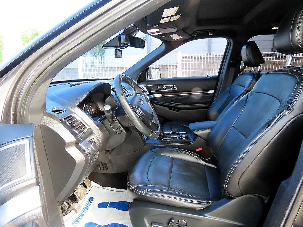 Ford Explorer — photo 05