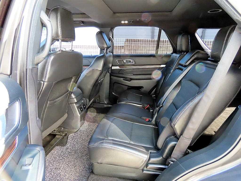 Ford Explorer — photo 06