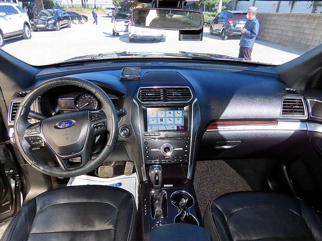 Ford Explorer — photo 07