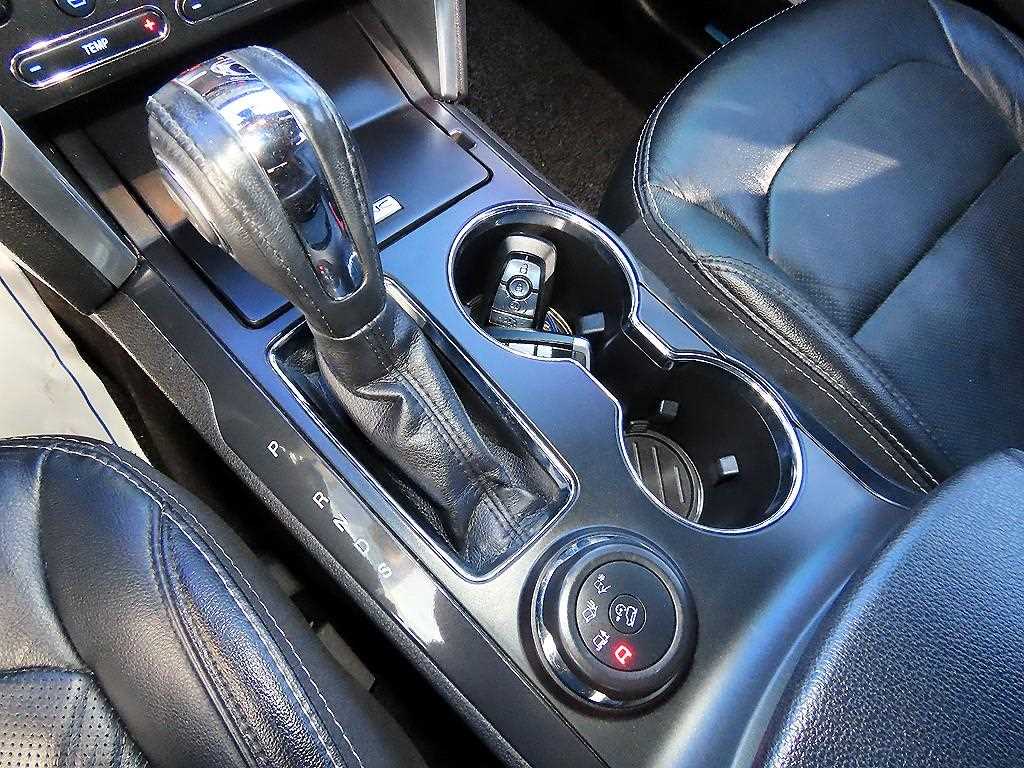 Ford Explorer — photo 10