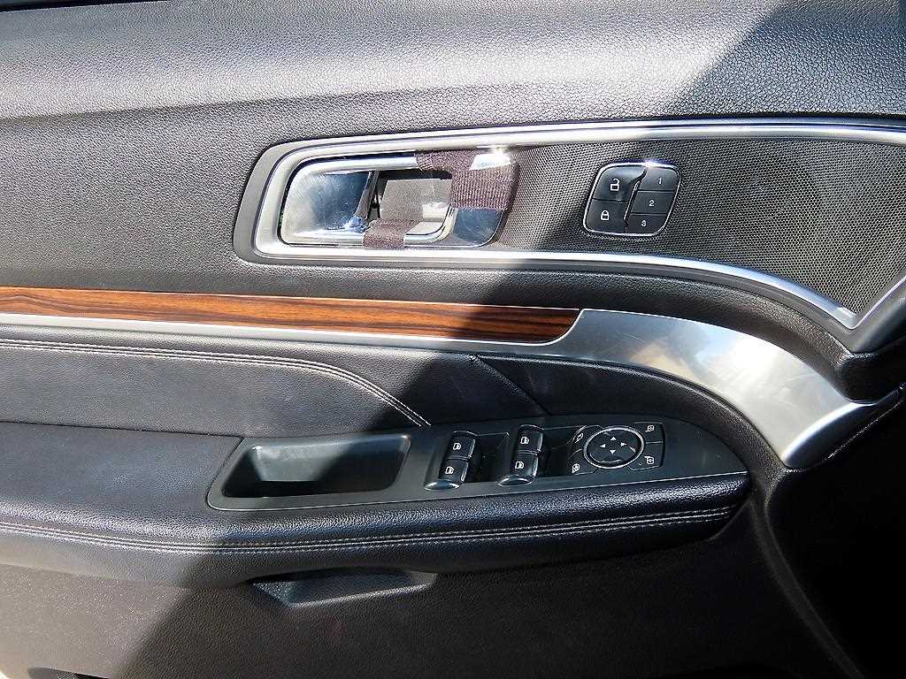Ford Explorer — photo 11