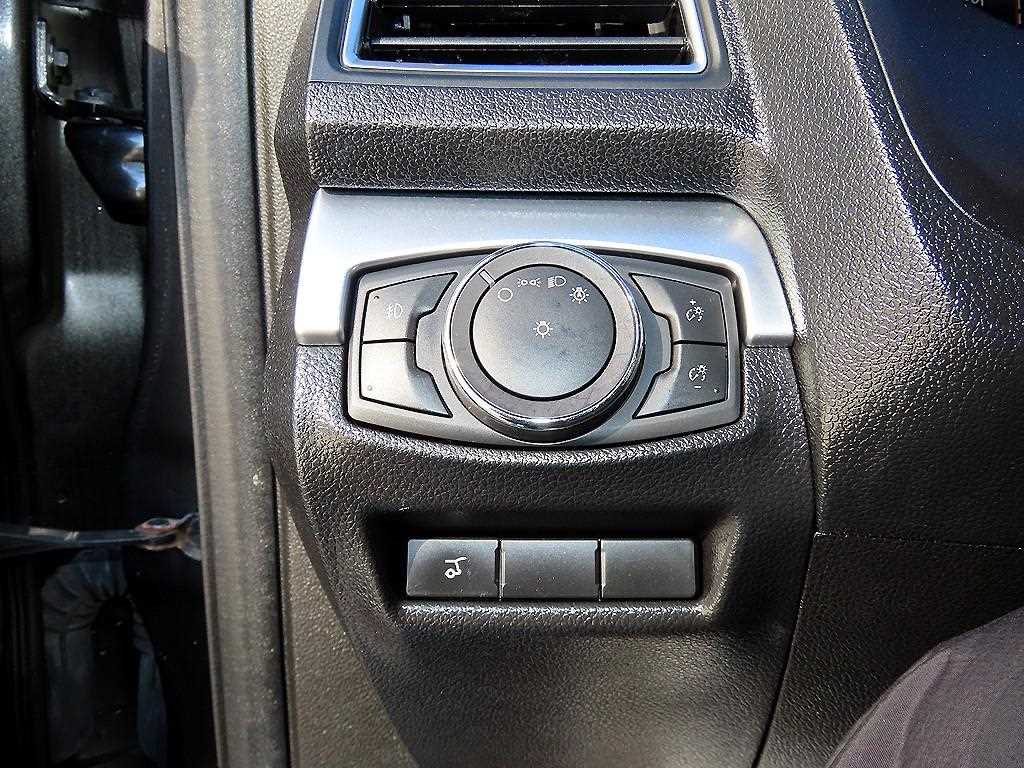 Ford Explorer — photo 12