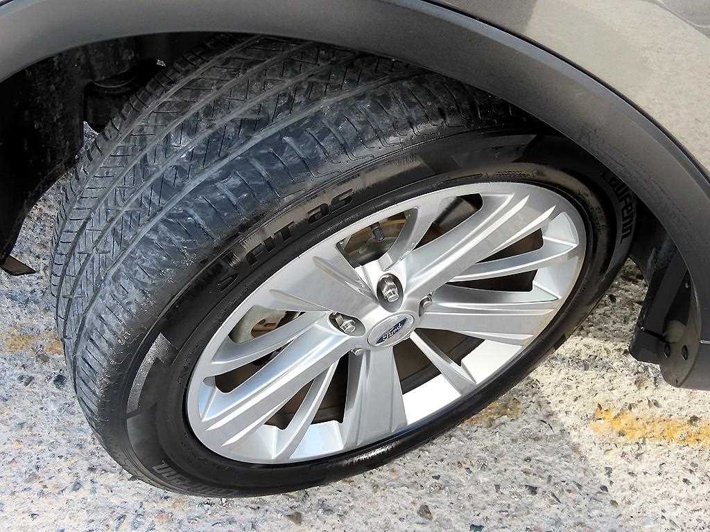 Ford Explorer — photo 20