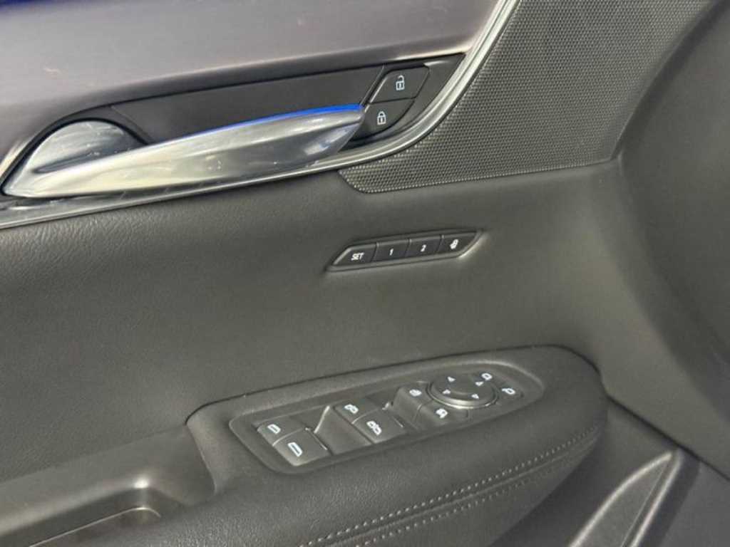 Cadillac XT5 — photo 11
