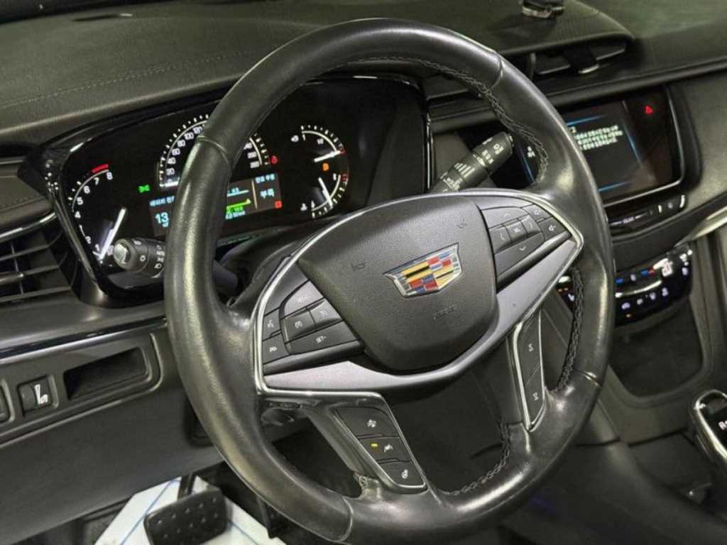 Cadillac XT5 — photo 12