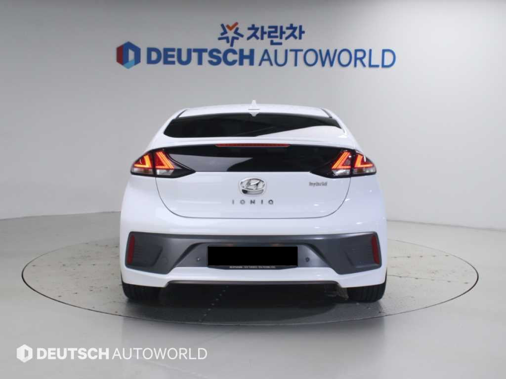 Hyundai Ioniq — photo 04