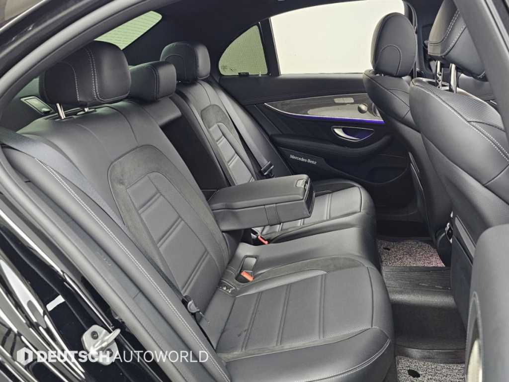 Mercedes-Benz E-Class — photo 12