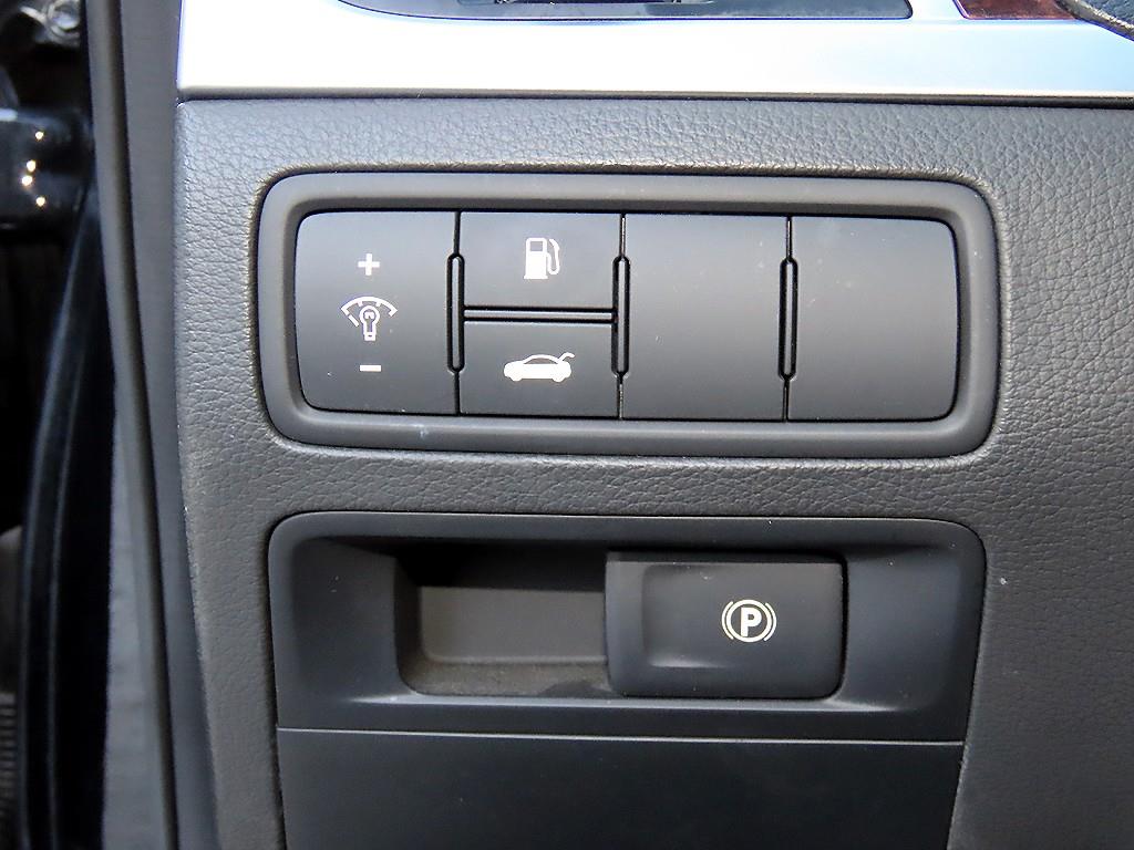 Hyundai Genesis — photo 12