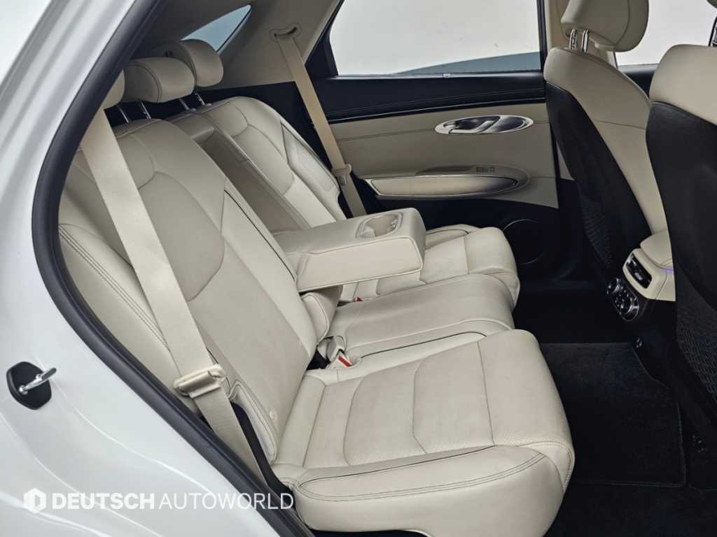 Genesis GV70 — photo 12