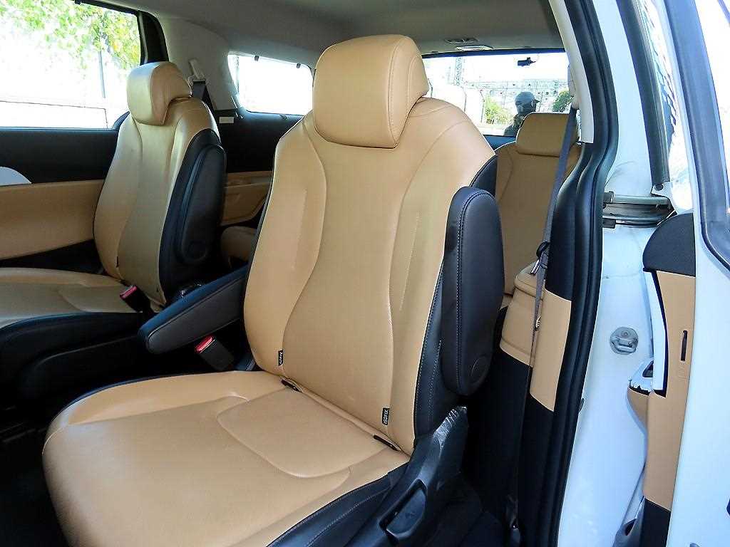Kia Carnival — photo 08