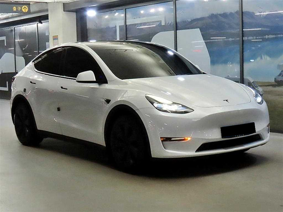 Tesla Model Y — photo 01